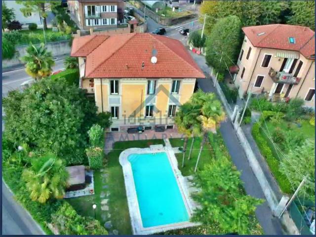 Villetta bifamiliare in vendita di 427 m² in Via Ugo Bassi