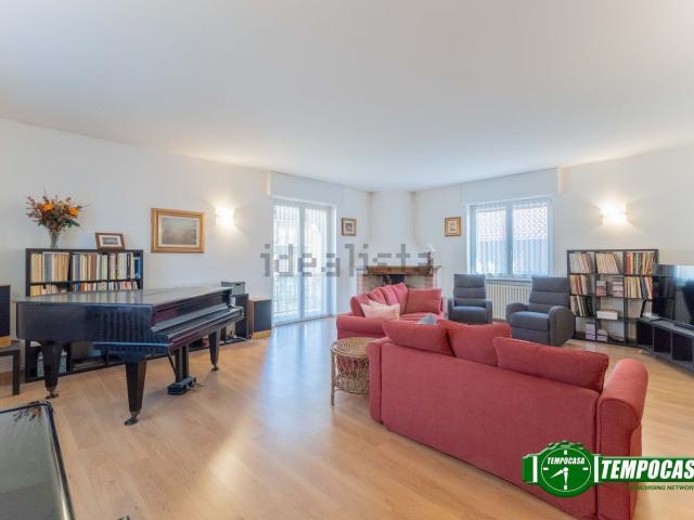 Villetta bifamiliare in vendita di 427 m² in Via Filippo Turati