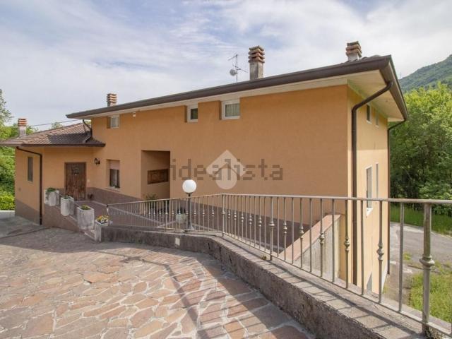 Villetta bifamiliare in vendita di 427 m² in Via Ponti