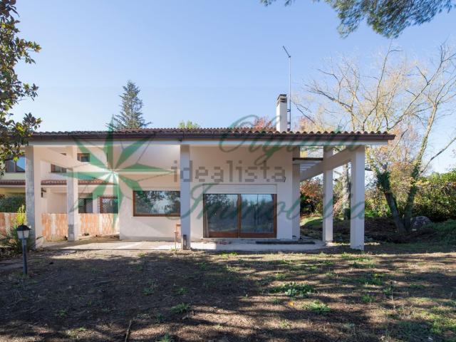 Villetta bifamiliare in vendita di 430 m² in Largo Olgiata, 15