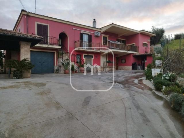 Villetta bifamiliare in vendita di 430 m² in Via Colle I