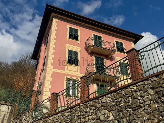 Villetta bifamiliare in vendita di 430 m² in Via Milite Ignoto