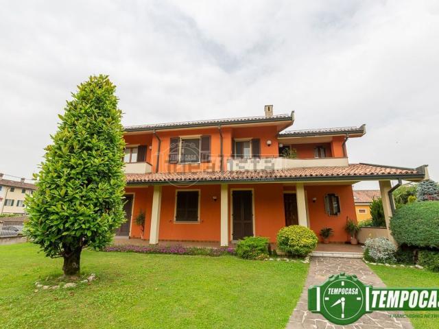 Villetta bifamiliare in vendita di 436 m² in Via Don Giovanni Minzoni