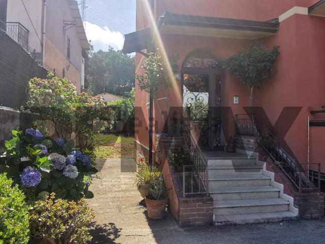 Villetta bifamiliare in vendita di 540 m² in Contrada Prato Inferiore, 23