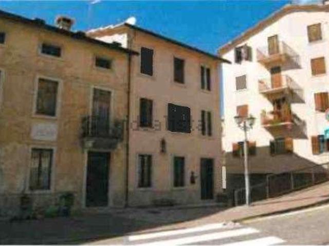 Villetta bifamiliare in vendita di 548 m² in Via Roma, 22
