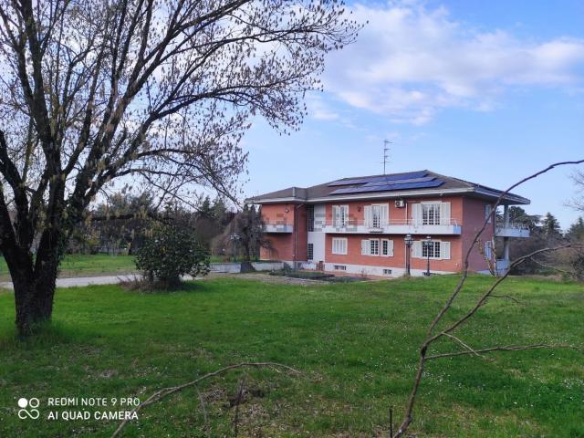 Villetta bifamiliare in vendita di 550 m² in Strada Fontanile