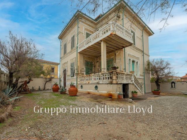 Villetta bifamiliare in vendita di 550 m² in Via Tullio Crosio, 8