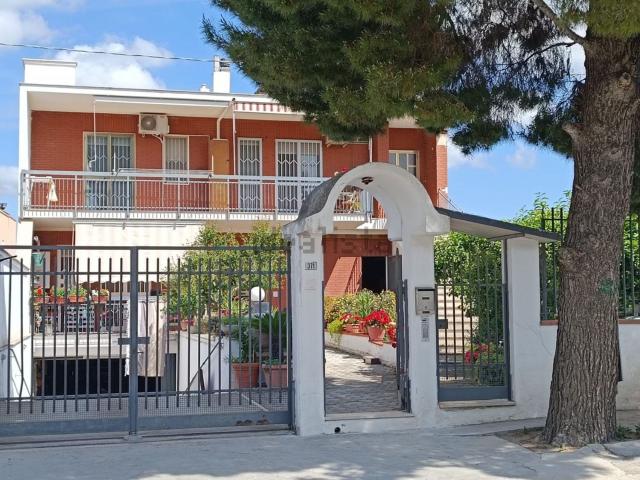 Villetta bifamiliare in vendita di 558 m² in Via Canosa, 365