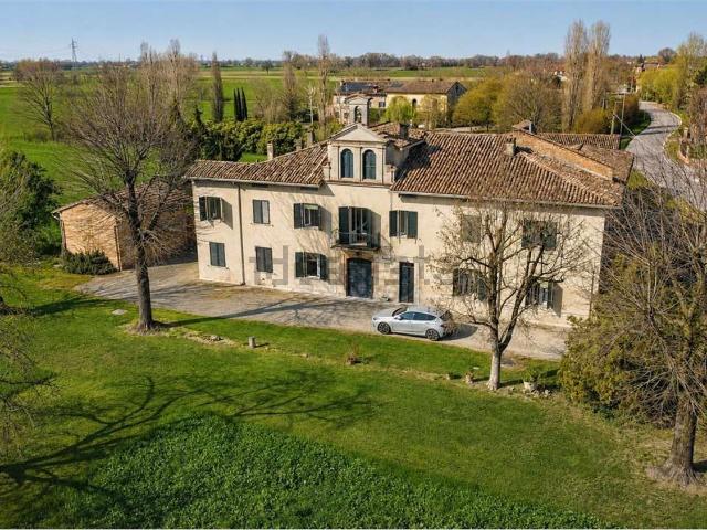 Villetta bifamiliare in vendita di 561 m²