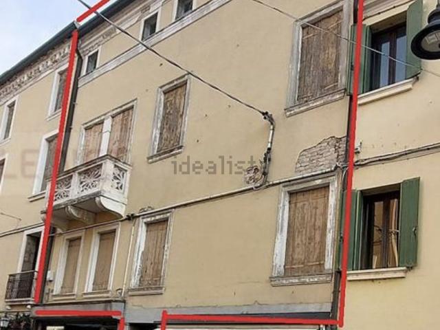 Villetta bifamiliare in vendita di 567 m² in Piazza Vittorio Emanuele, 81