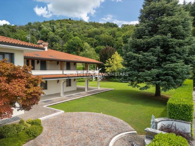 Villetta bifamiliare in vendita di 568 m² in Via Valle, 9