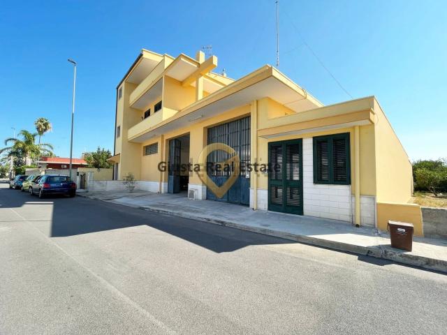 Villetta bifamiliare in vendita di 575 m² in Viale Giacinti, 2