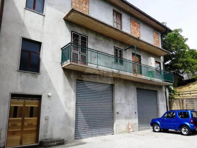 Villetta bifamiliare in vendita di 580 m² in Contrada Olivaro