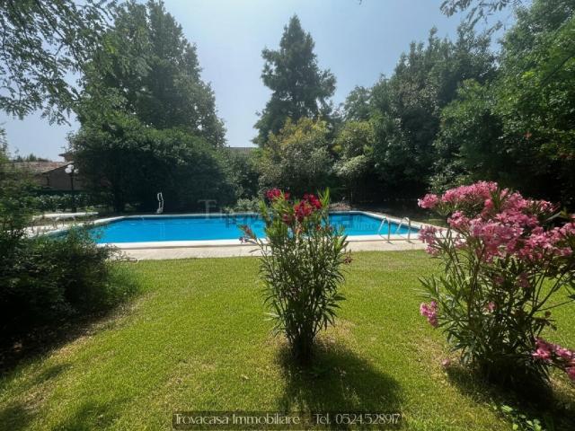 Villetta bifamiliare in vendita di 584 m² in Via Vittoria Nenni