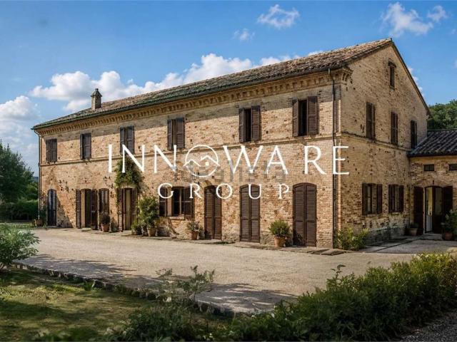 Villetta bifamiliare in vendita di 585 m² in Contrada Chiarino