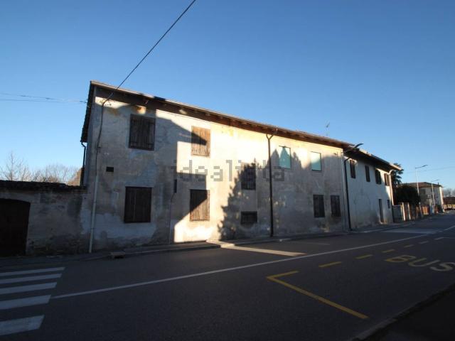 Villetta bifamiliare in vendita di 585 m² in Via Udine, 48