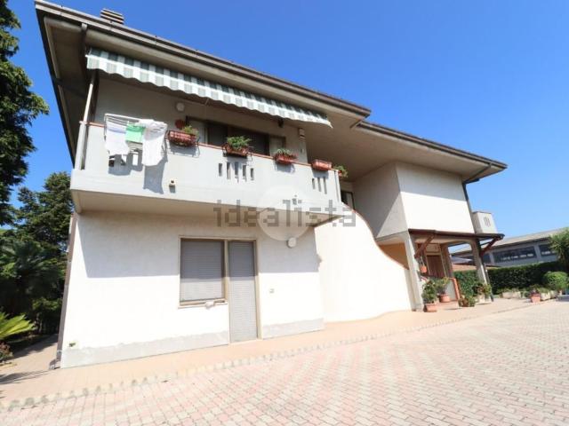 Villetta bifamiliare in vendita di 586 m² in Via Filetto