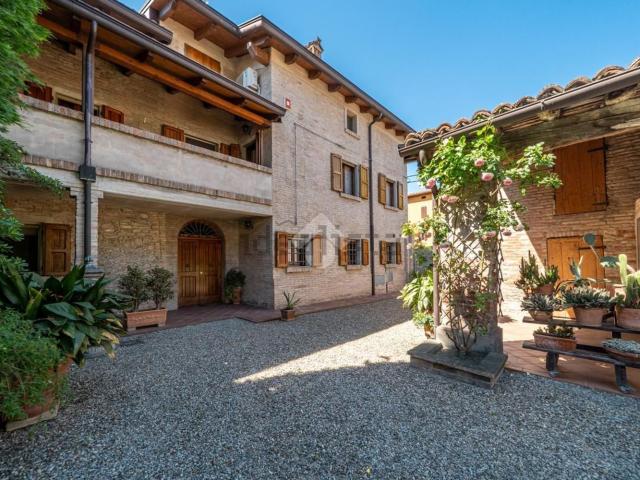 Villetta bifamiliare in vendita di 590 m² in Via I. Newton, 92