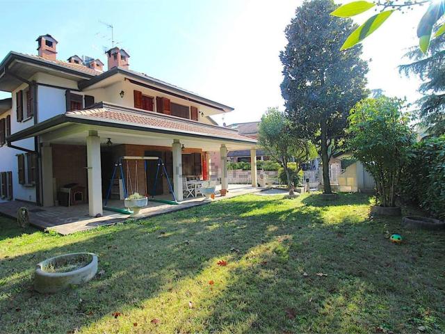 Villetta bifamiliare in vendita di 500 m² in Via Martiri di Pizzocalvo, 22