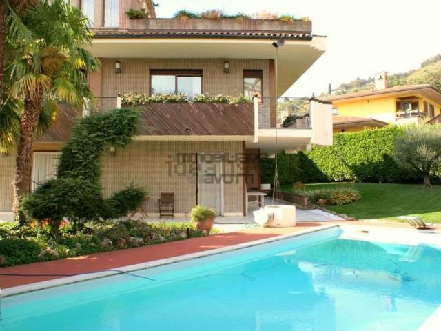 Villetta bifamiliare in vendita di 500 m² in Via Montecchio