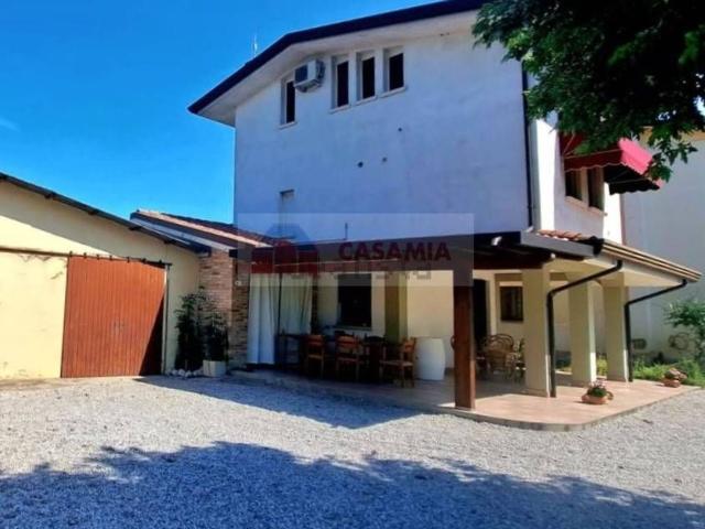 Villetta bifamiliare in vendita di 500 m² in Via Negrisia