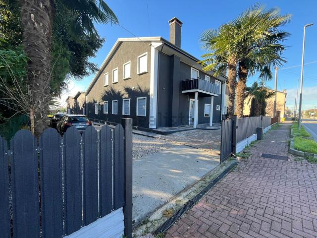 Villetta bifamiliare in vendita di 500 m² in Via Stradona, 54