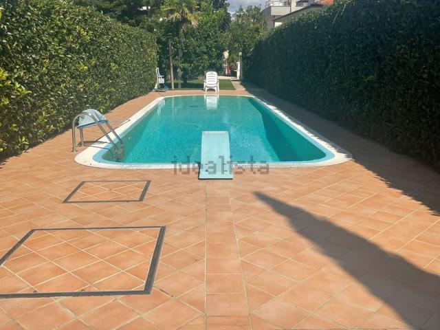 Villetta bifamiliare in vendita di 500 m² in Viale Europa