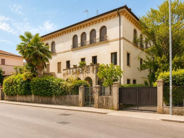 Villetta bifamiliare in vendita di 515 m² in Via Legione Antonini