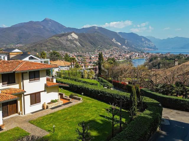 Villetta bifamiliare in vendita di 525 m² in Via Castel Montecchio, 23