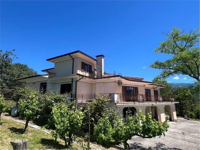 Villetta bifamiliare in vendita di 530 m² in Via Colle Alto, 1149