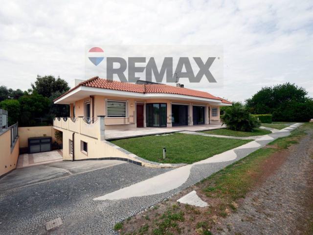 Villetta bifamiliare in vendita di 530 m² in Via Madonna di Loreto, 12