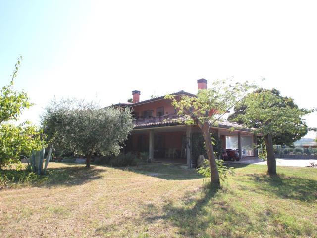 Villetta bifamiliare in vendita di 536 m² in Via Sogliano, 94