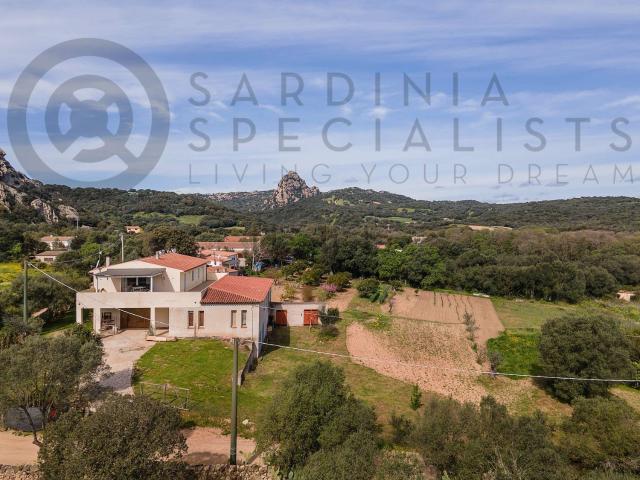 Villetta bifamiliare in vendita di 643 m² in Via Monti Diana, 24