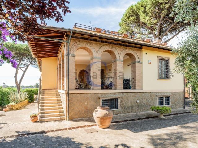 Villetta bifamiliare in vendita di 647 m² in Via Nettunense, 15