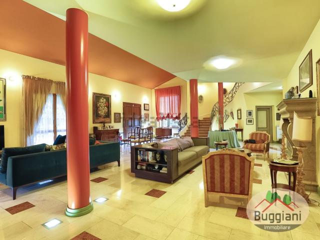 Villetta bifamiliare in vendita di 644 m²