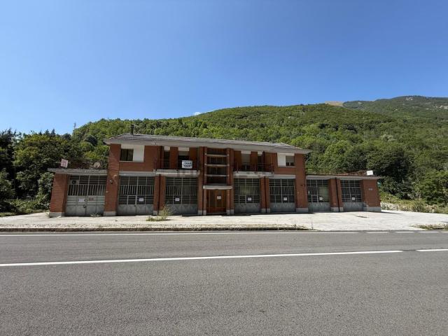 Villetta bifamiliare in vendita di 657 m² in Corso Torino, 41