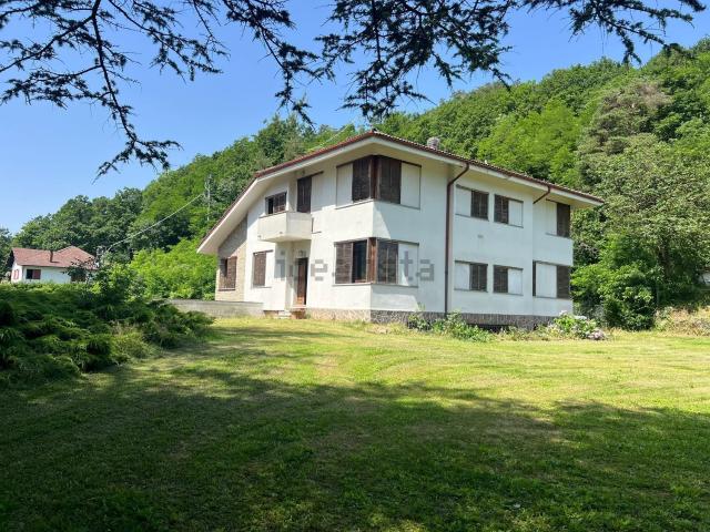 Villetta bifamiliare in vendita di 660 m² in Strada Provinciale 456 del Turchino
