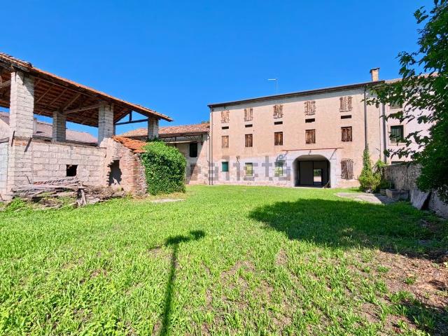 Villetta bifamiliare in vendita di 670 m² in Via Roma