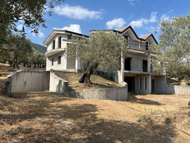Villetta bifamiliare in vendita di 600 m² in Strada vicinale Cappella, 5