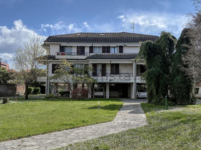 Villetta bifamiliare in vendita di 600 m² in Via Giacomo Matteotti, 7