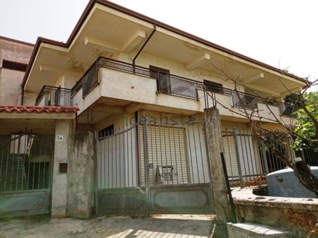 Villetta bifamiliare in vendita di 600 m² in Via Guido Rossa, 36