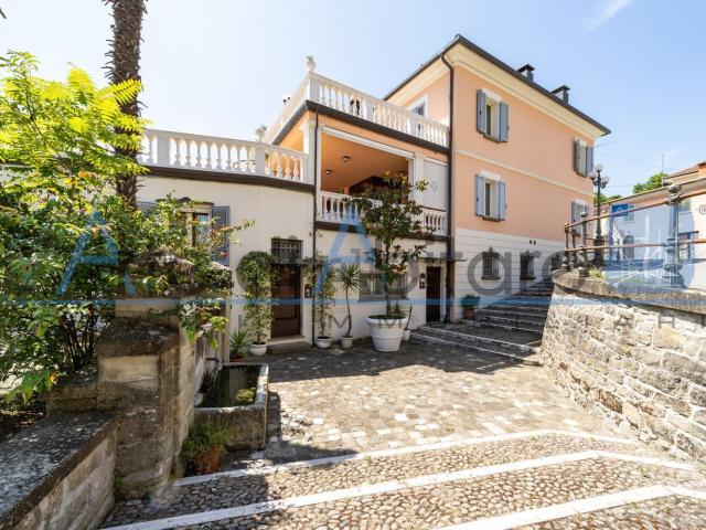Villetta bifamiliare in vendita di 600 m² in Via IV Novembre