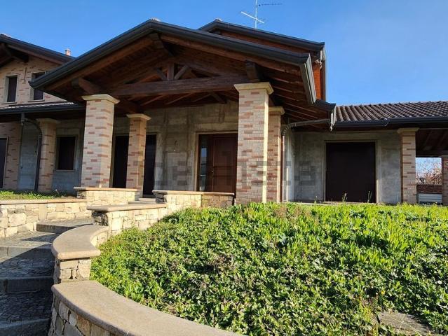 Villetta bifamiliare in vendita di 600 m² in Via Primo Maggio, 270