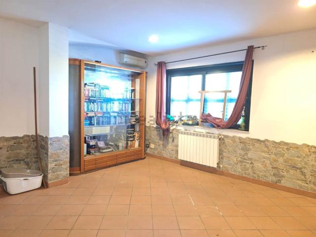 Villetta bifamiliare in vendita di 606 m² in Via Amato, 21