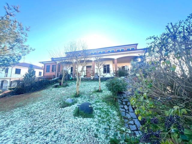Villetta bifamiliare in vendita di 630 m² in Via Pertengo, 56
