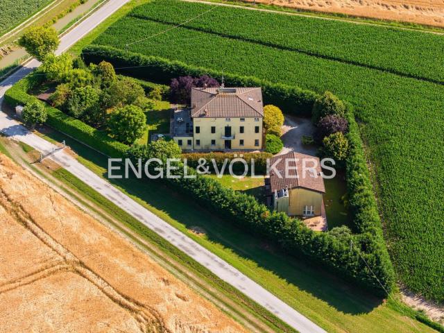 Villetta bifamiliare in vendita di 639 m² in Via Ladino
