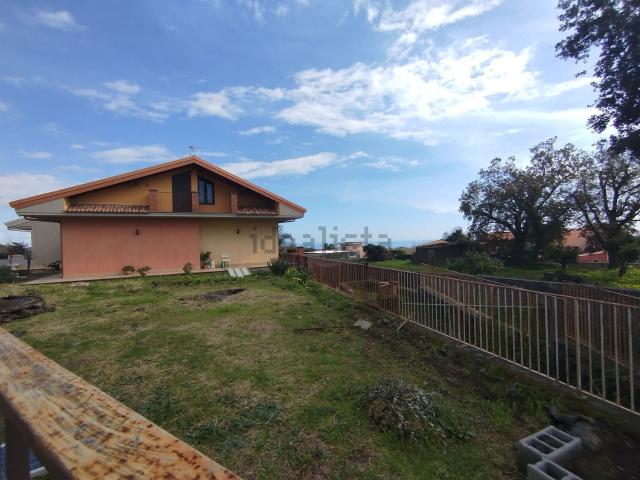 Villetta bifamiliare in vendita di 740 m² in Via Papa Giovanni XXIII