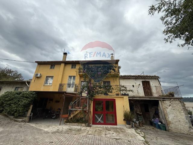 Villetta bifamiliare in vendita di 750 m² in Contrada Capuani, 94