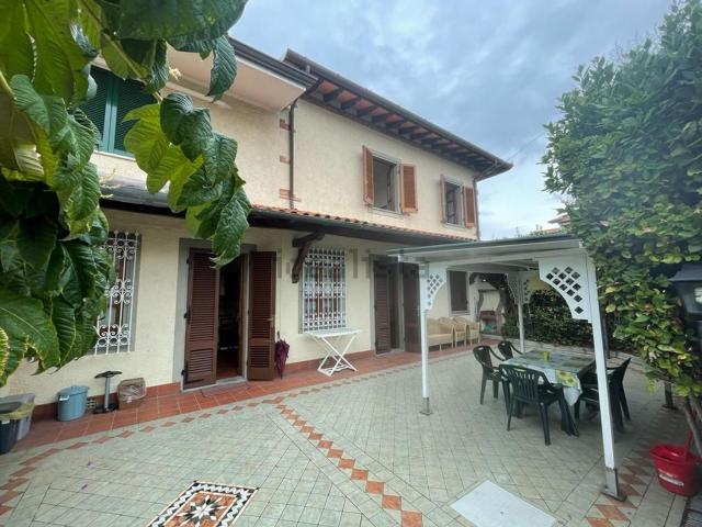 Villetta bifamiliare in vendita di 75 m² in Via Carrara