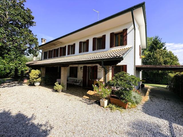 Villetta bifamiliare in vendita di 760 m² in Via Tagliamento